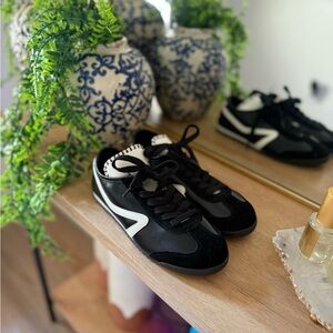 Steve Madden Jaiden Grip Sole Sneaker | Black and White